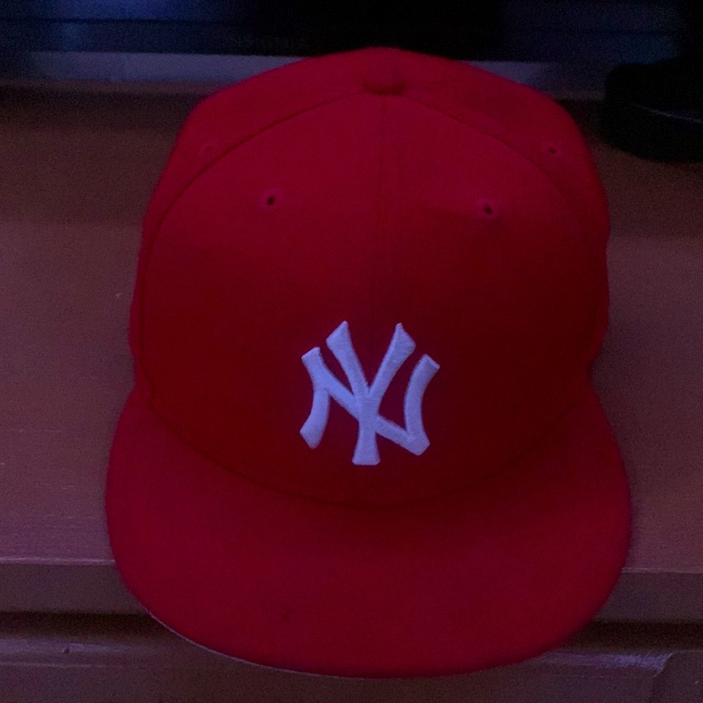Yankee fitted cap Size 7 5/8 with a Dominican flag on the back